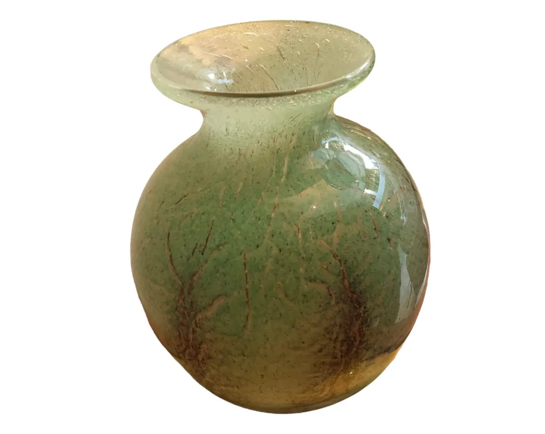 Verre signé ancien avec texture verte et dorée.