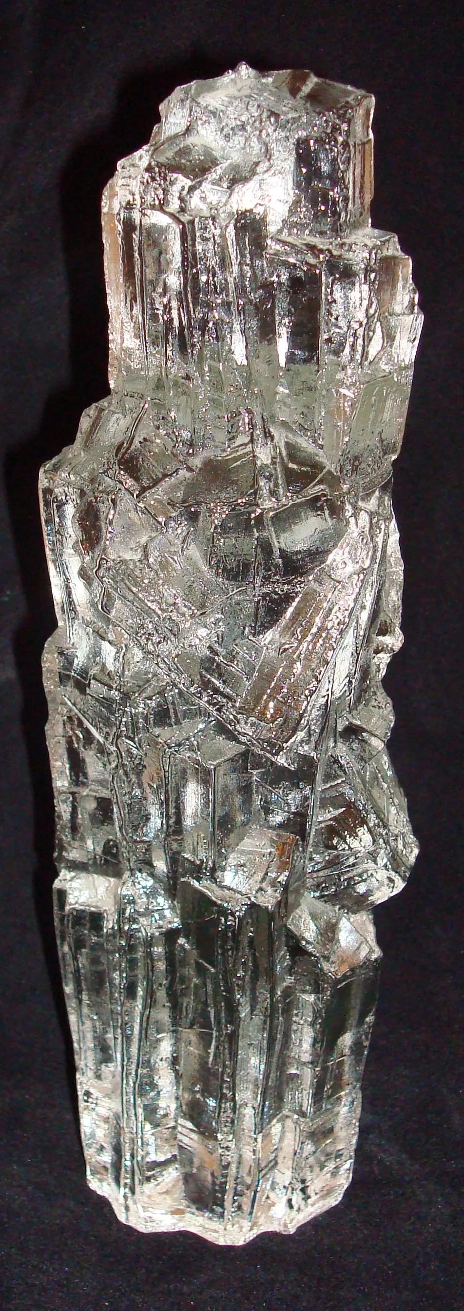 Verre signé avec des contours irréguliers, fond noir.