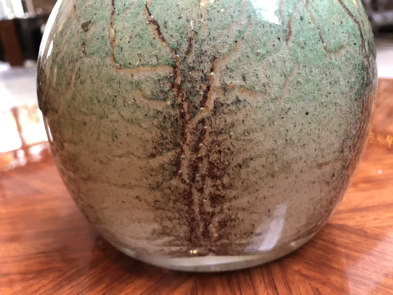 Vidrio firmado antiguo con detalles únicos, decorado en colores suaves.