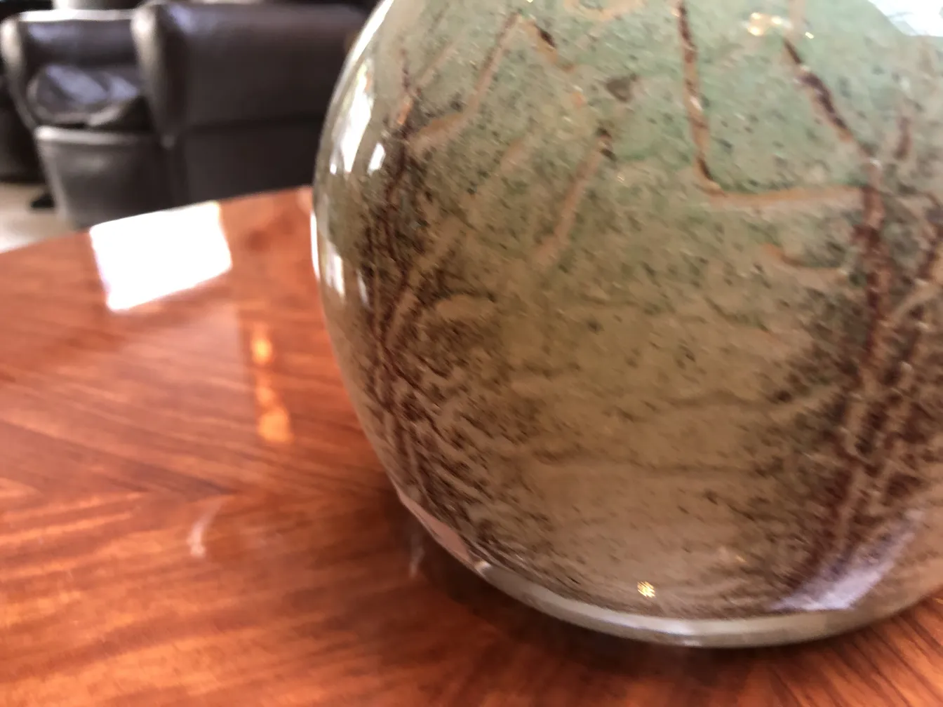 Vetro firmato con design organico e testurizzato, ambiente rustico.