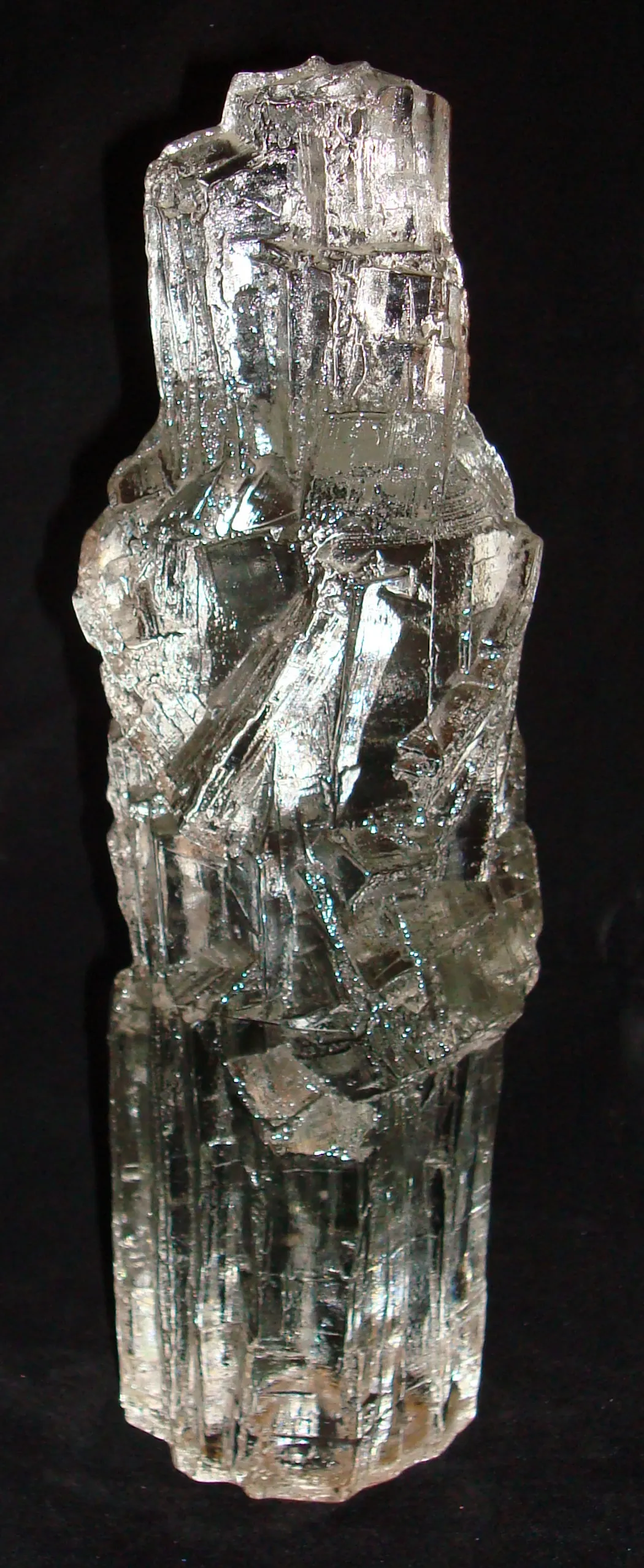 Verre signé avec une texture unique, aspect ancien et beau.