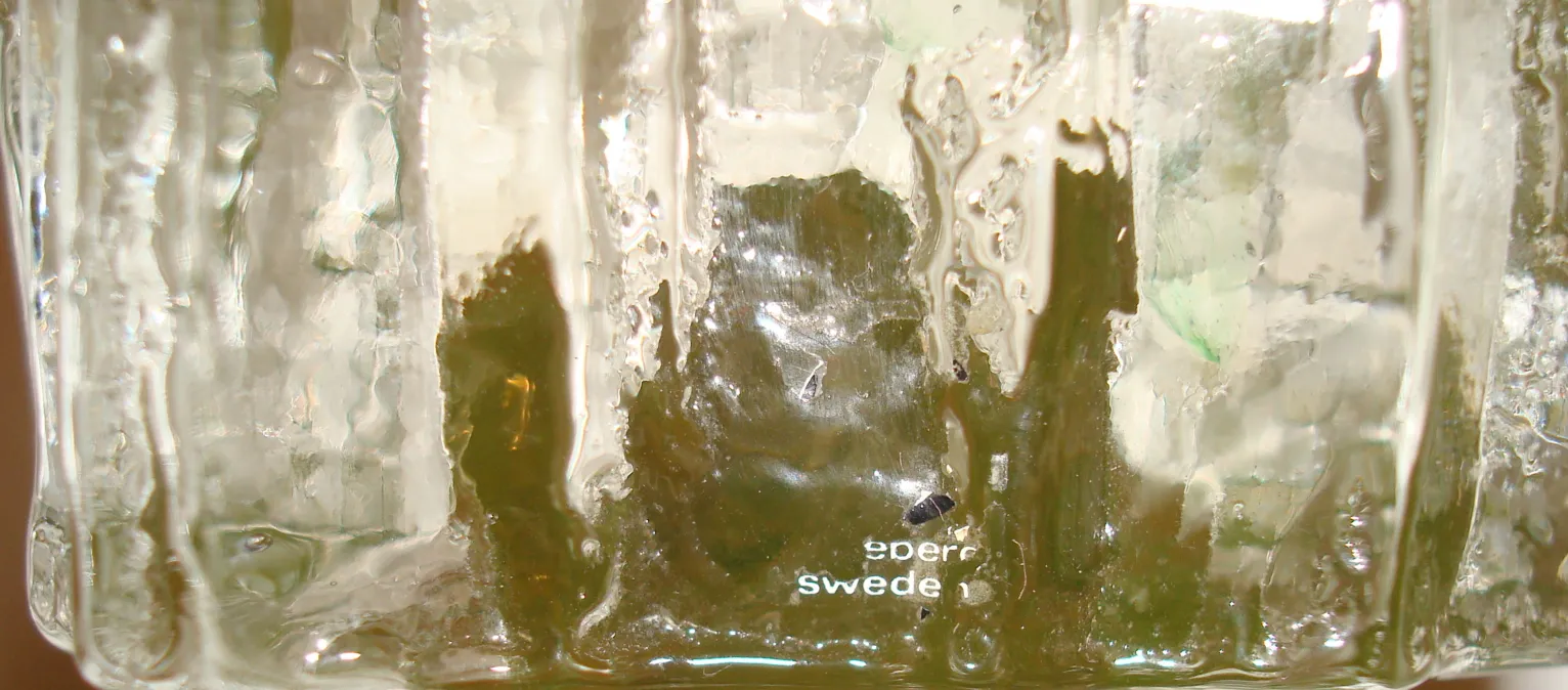 Verre signé avec des détails distinctifs, objet ancien.