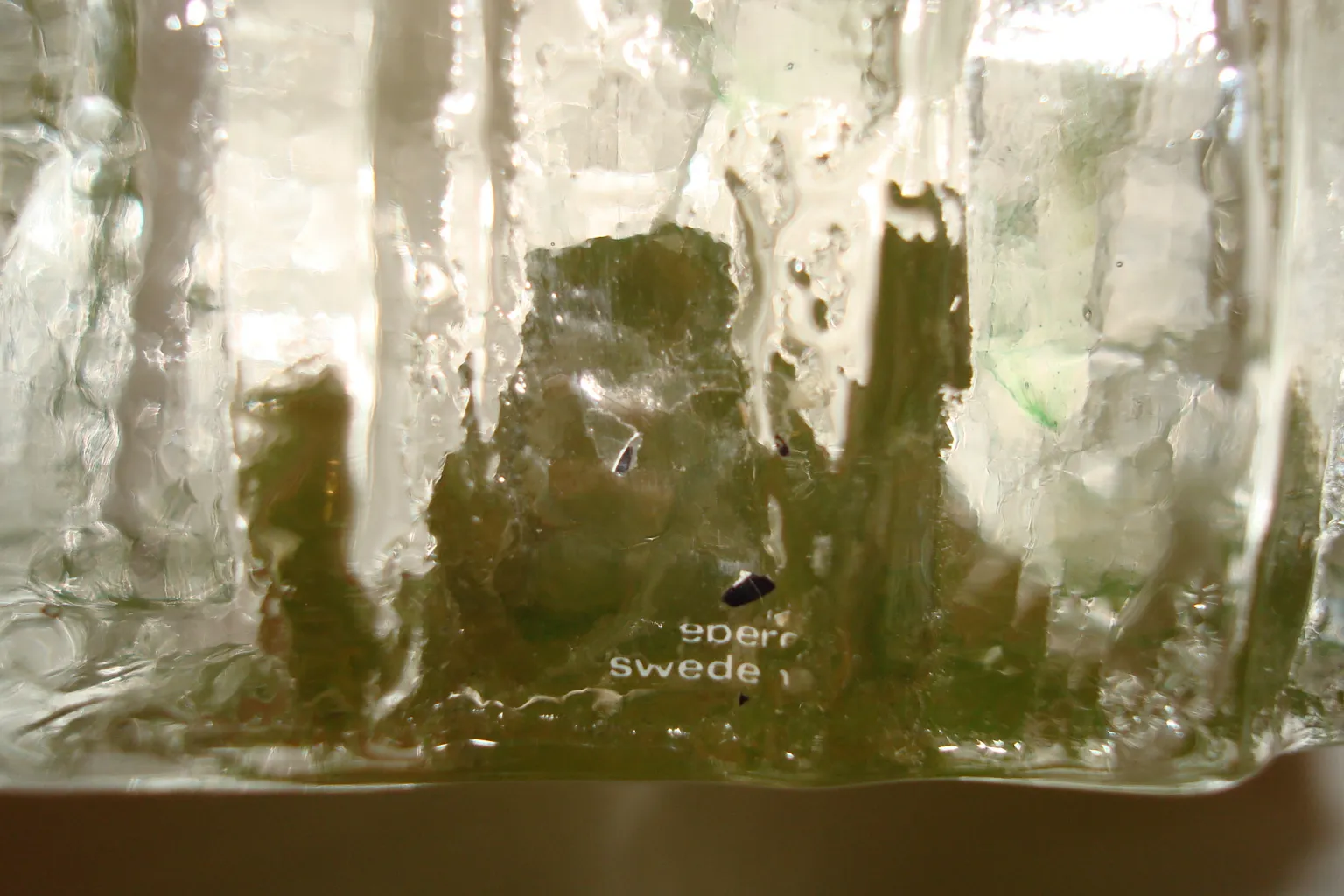 Signed glass with shine and decorative details