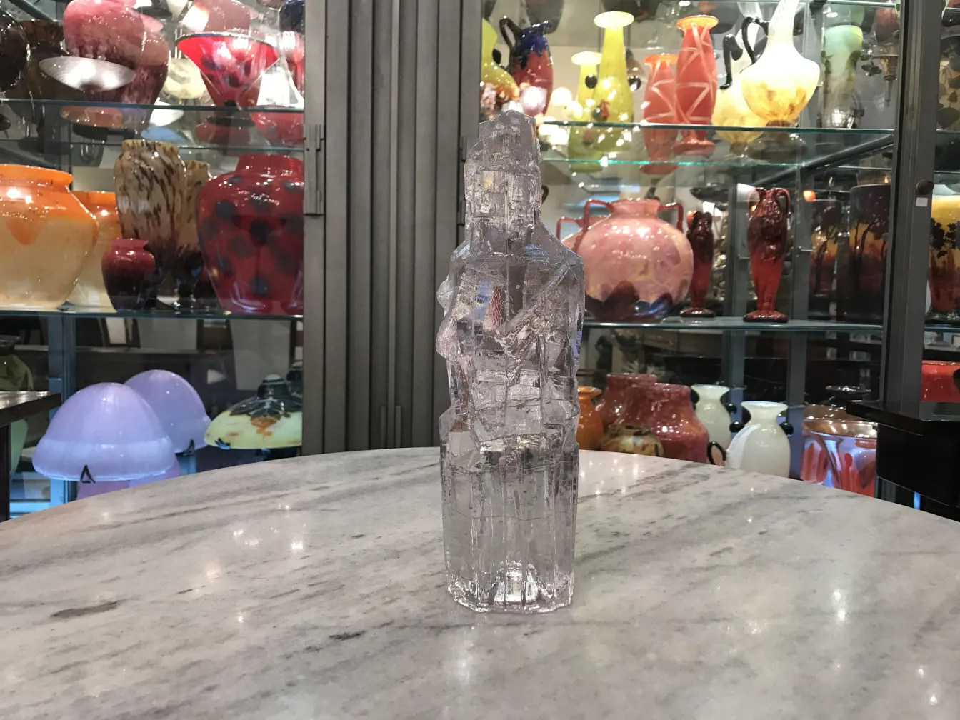 Signiertes Glas mit antikem Design, Hintergrund mit verschiedener Glaswaren.