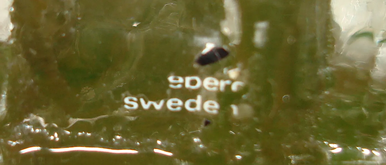 vetro firmato antico con dettagli decorativi