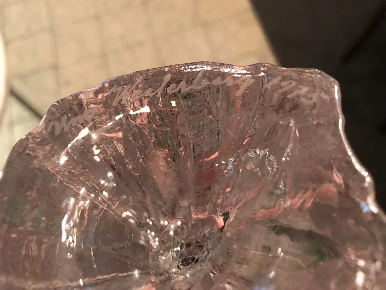 vidrio firmado antiguo con detalles decorativos claros