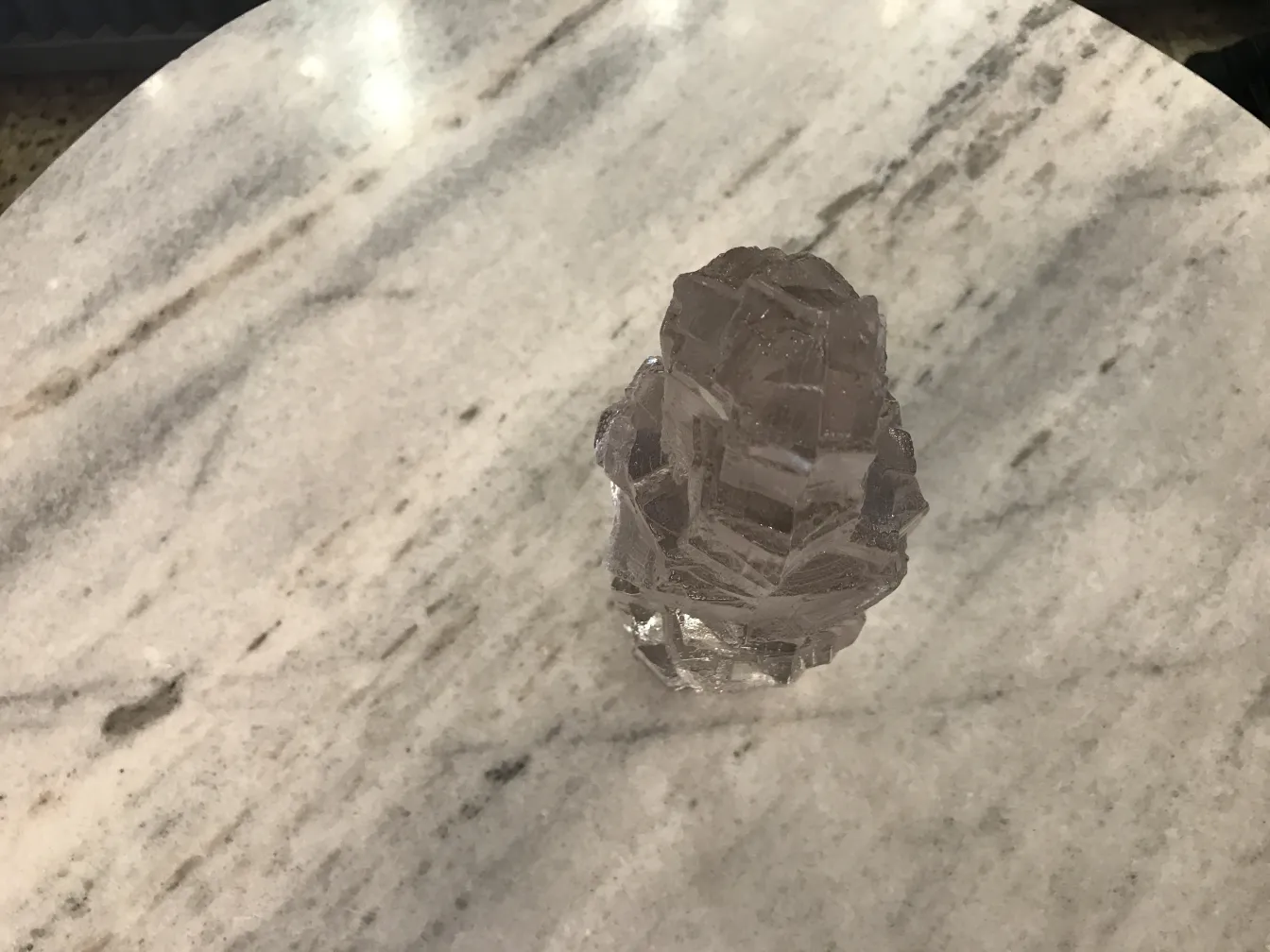 Dekorative Skulptur aus signiertem Glas auf weißem Hintergrund