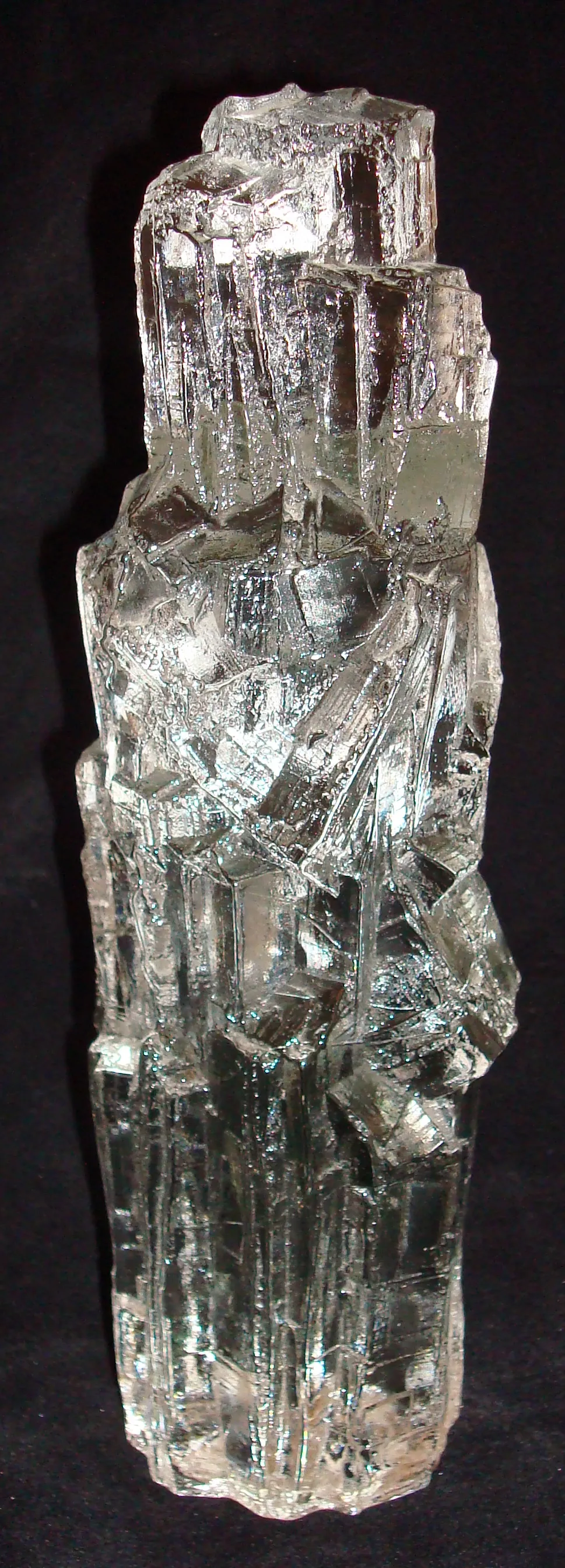 Escultura antiga de vidro com assinatura visível, detalhes únicos