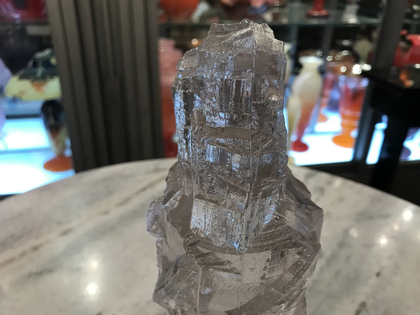 Signiertes Glas mit einzigartigen Details, sichtbare antike Merkmale, dekorativer Hintergrund