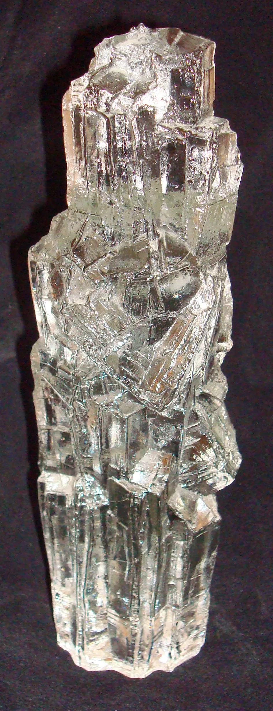 Vidrio firmado antiguo con textura cristalina brillante, forma irregular.