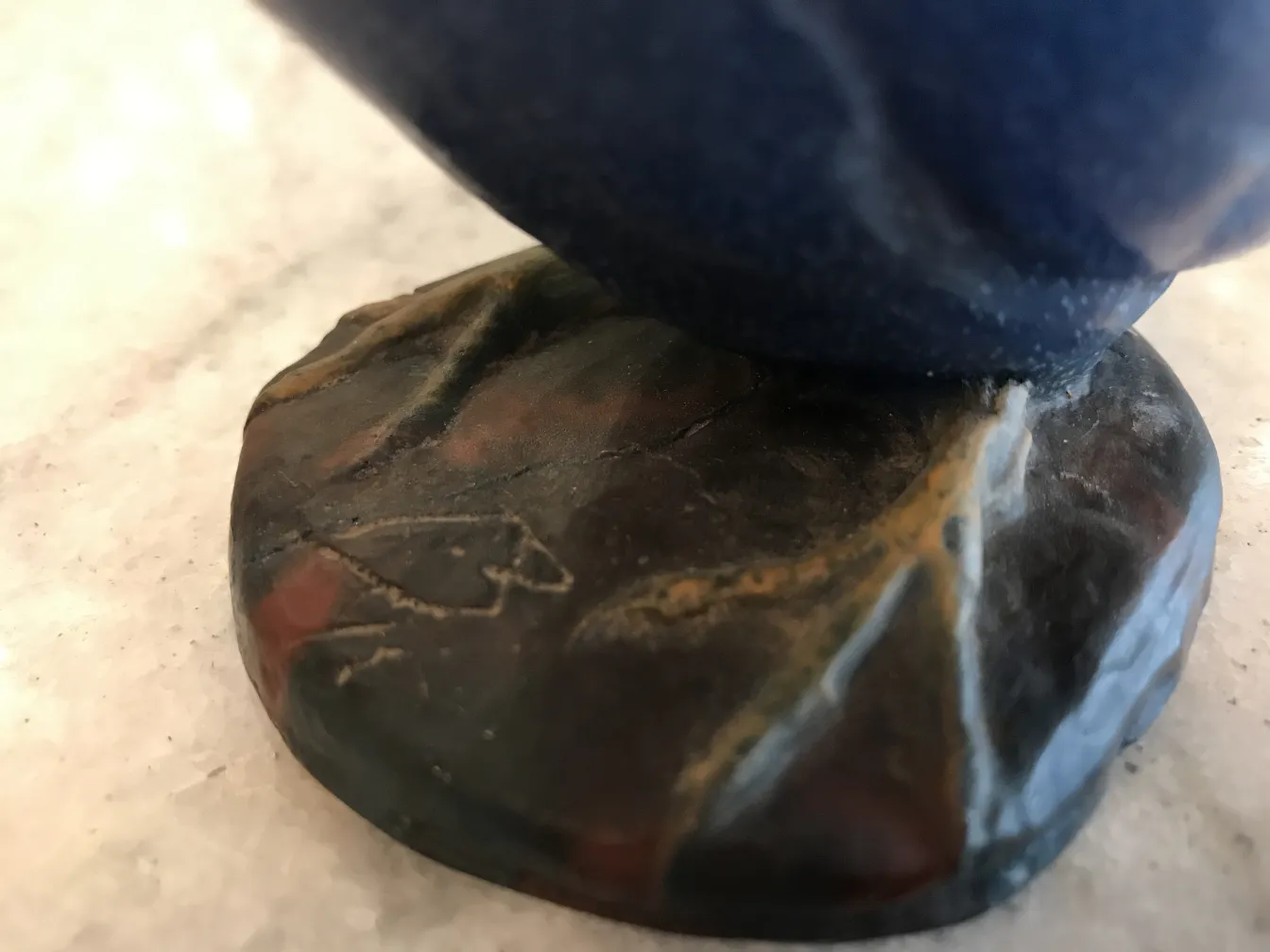 vidrio firmado antiguo con detalles en la base