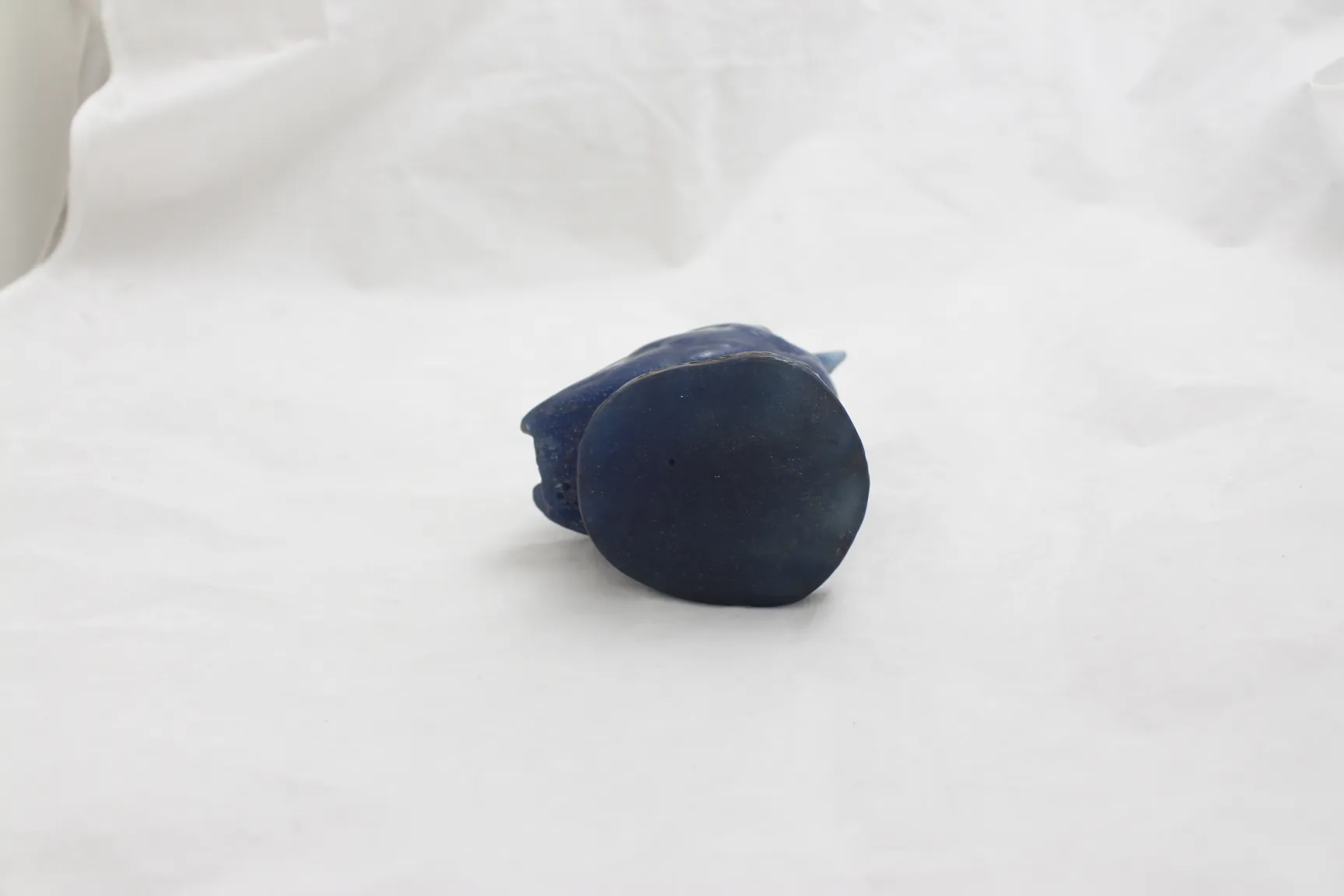 Vidro assinado antigo azul com detalhes.