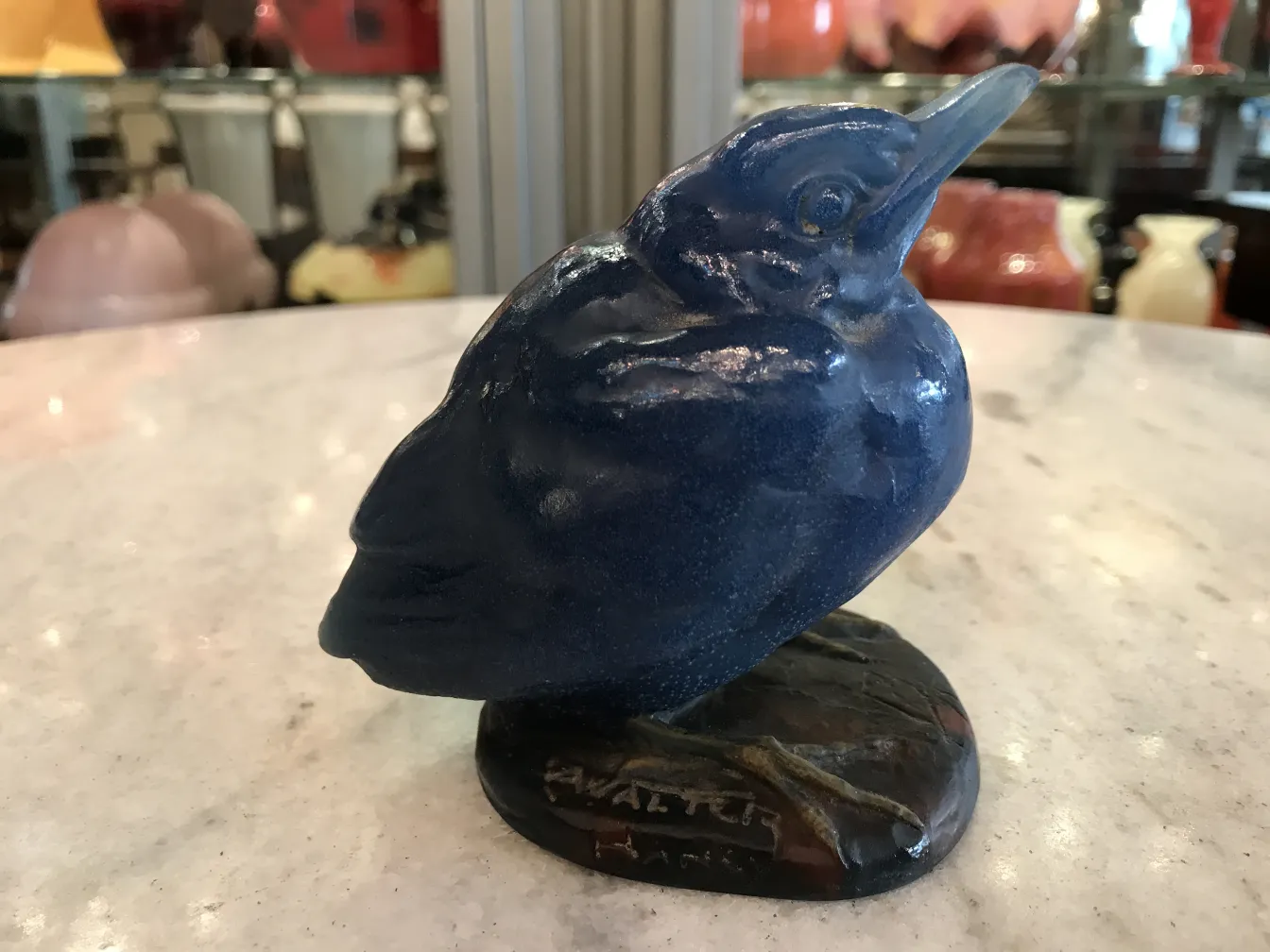 sculpture en verre bleu en forme d'oiseau avec des détails