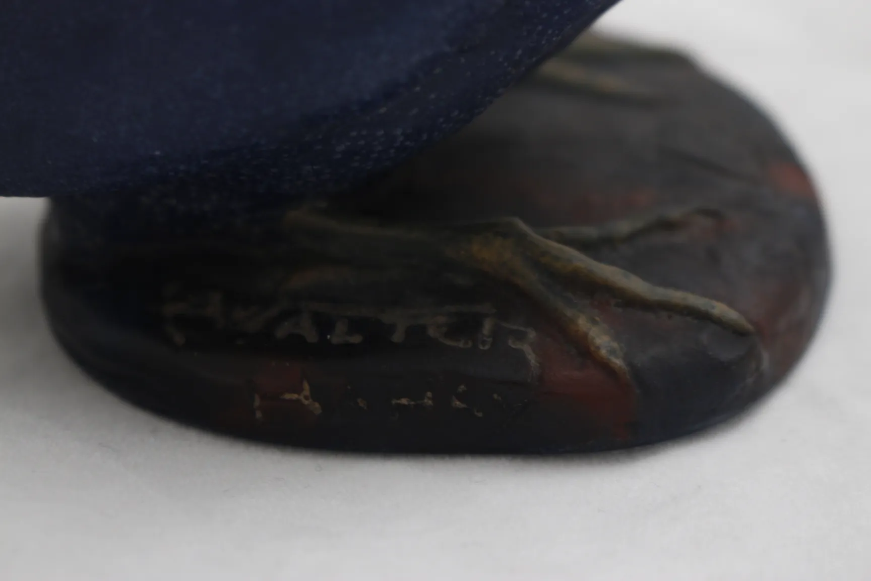 Vidrio firmado en un ambiente decorativo oscuro con detalles