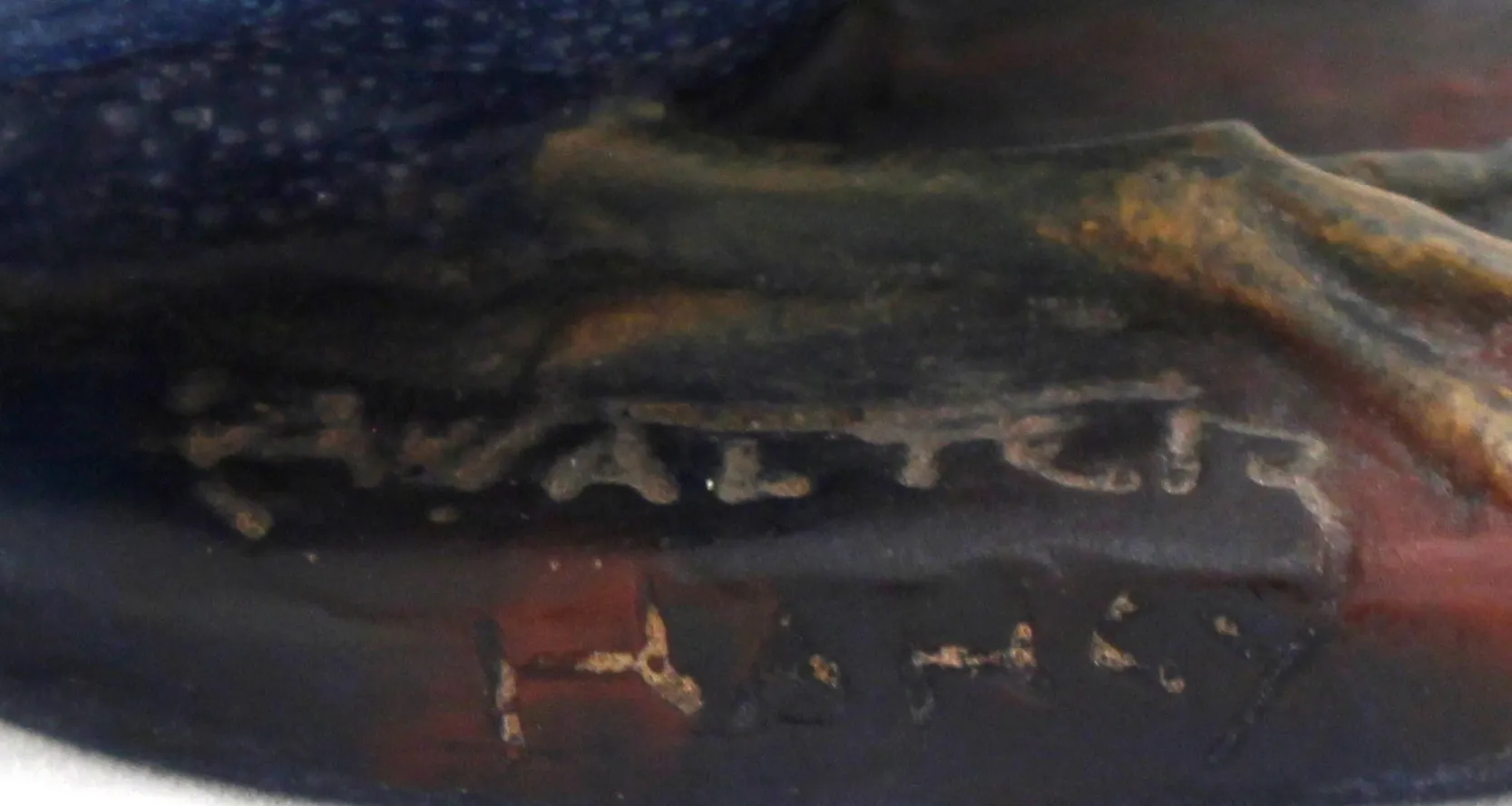 Verre signé avec inscriptions visibles au fond, antiquité unique.