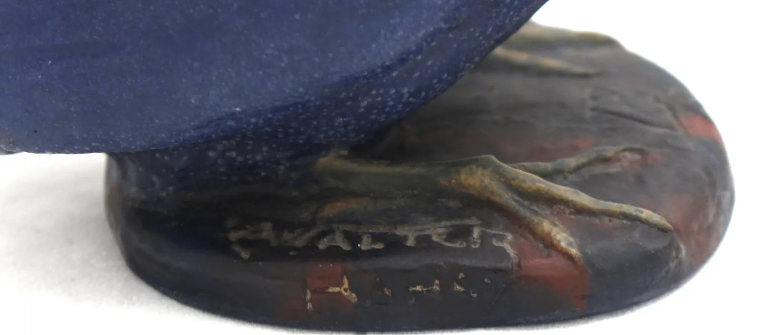 dettaglio di vetro firmato antico con base decorativa