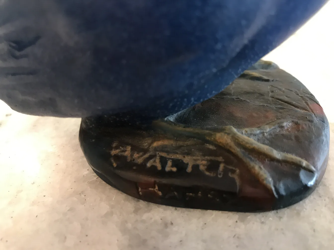 Verre signé ancien présentant des couleurs vives et des détails uniques.