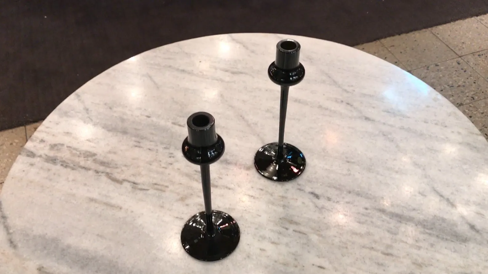 candelabri neri su tavolo di marmo