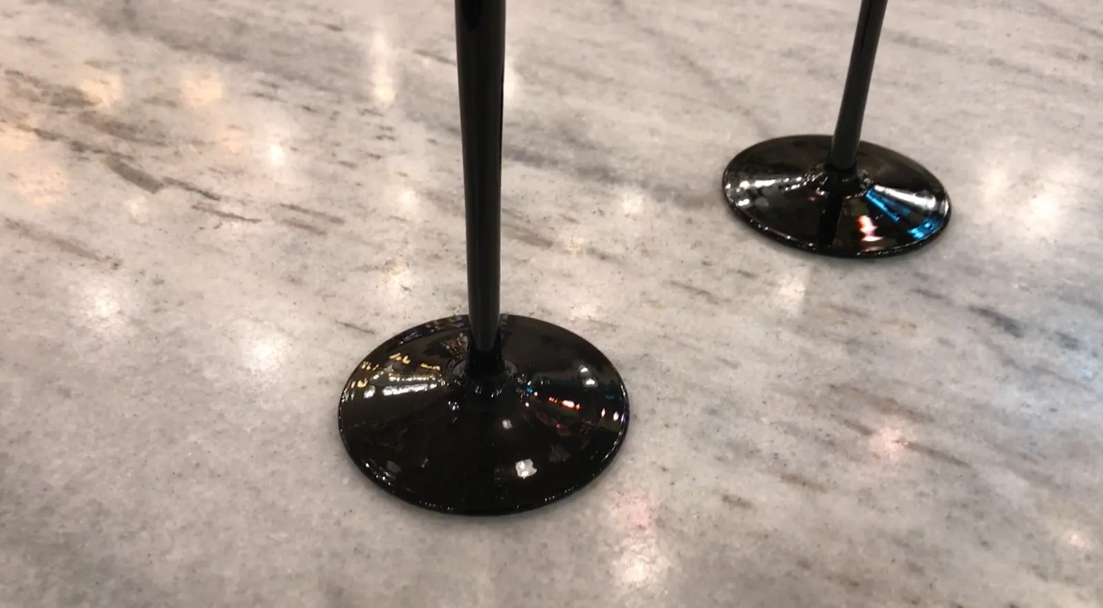 Vetro firmato antico con base decorativa nera lucida