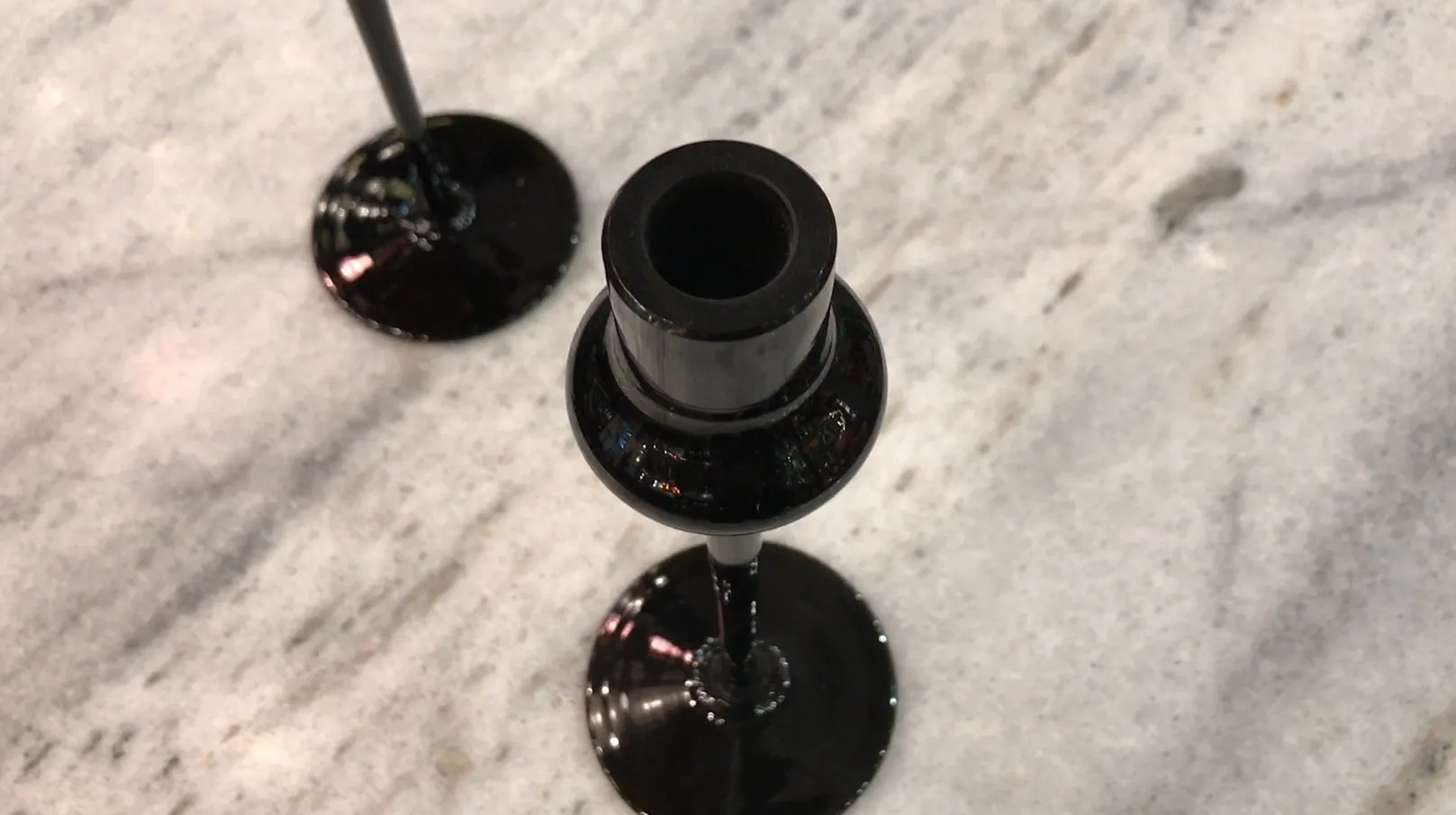 Antikes signiertes Glas mit elegantem schwarzem Bodendesign