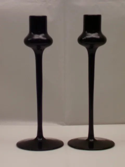 Candelabros antiguos de vidrio firmado, con bases elegantes.