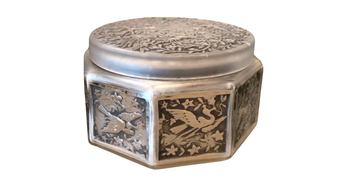 vidrio firmado antiguo con decoración de aves en relieve