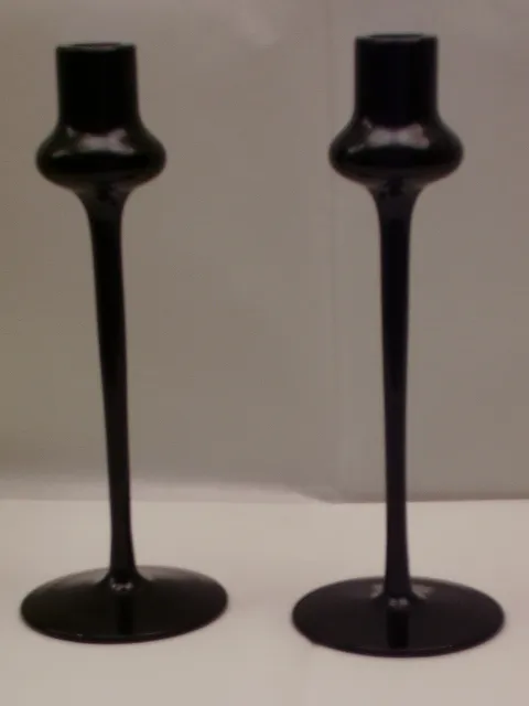 bougeoirs hauts et stylisés en verre signé, design élégant