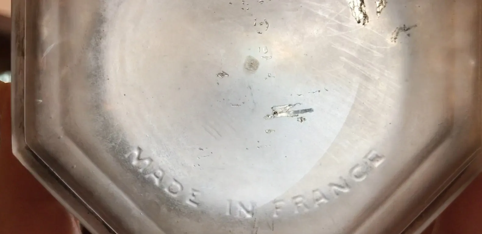 古老的签名玻璃，带有可见细节和标记