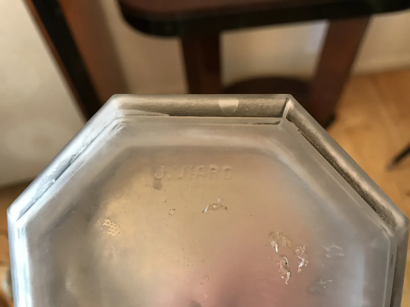 可见签名的古董八角形玻璃。复古氛围。