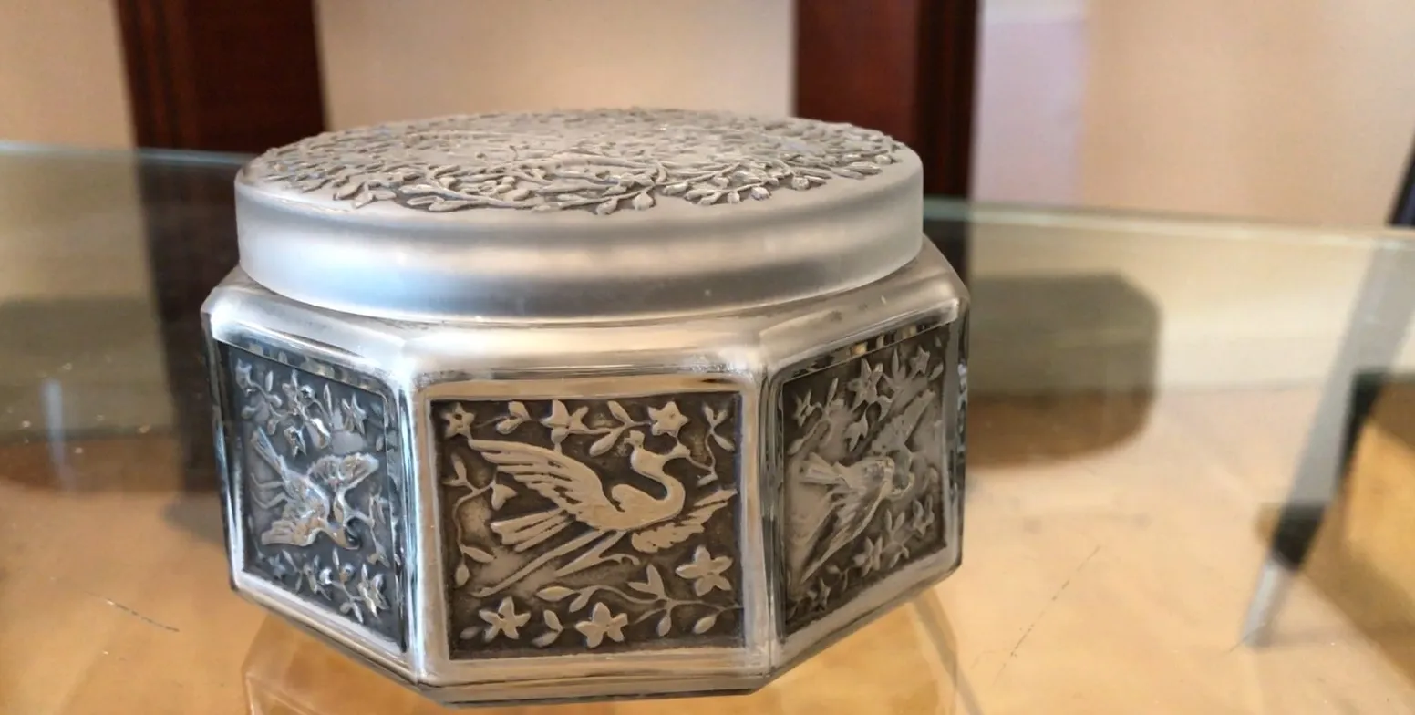 Vidro assinado antigo com design elevado de pássaros, ambiente elegante.