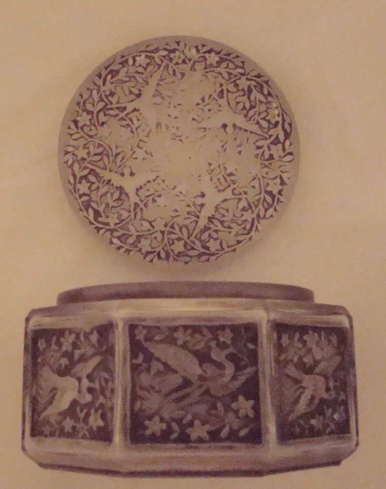 Verre ancien signé avec des détails floraux et de feuillage