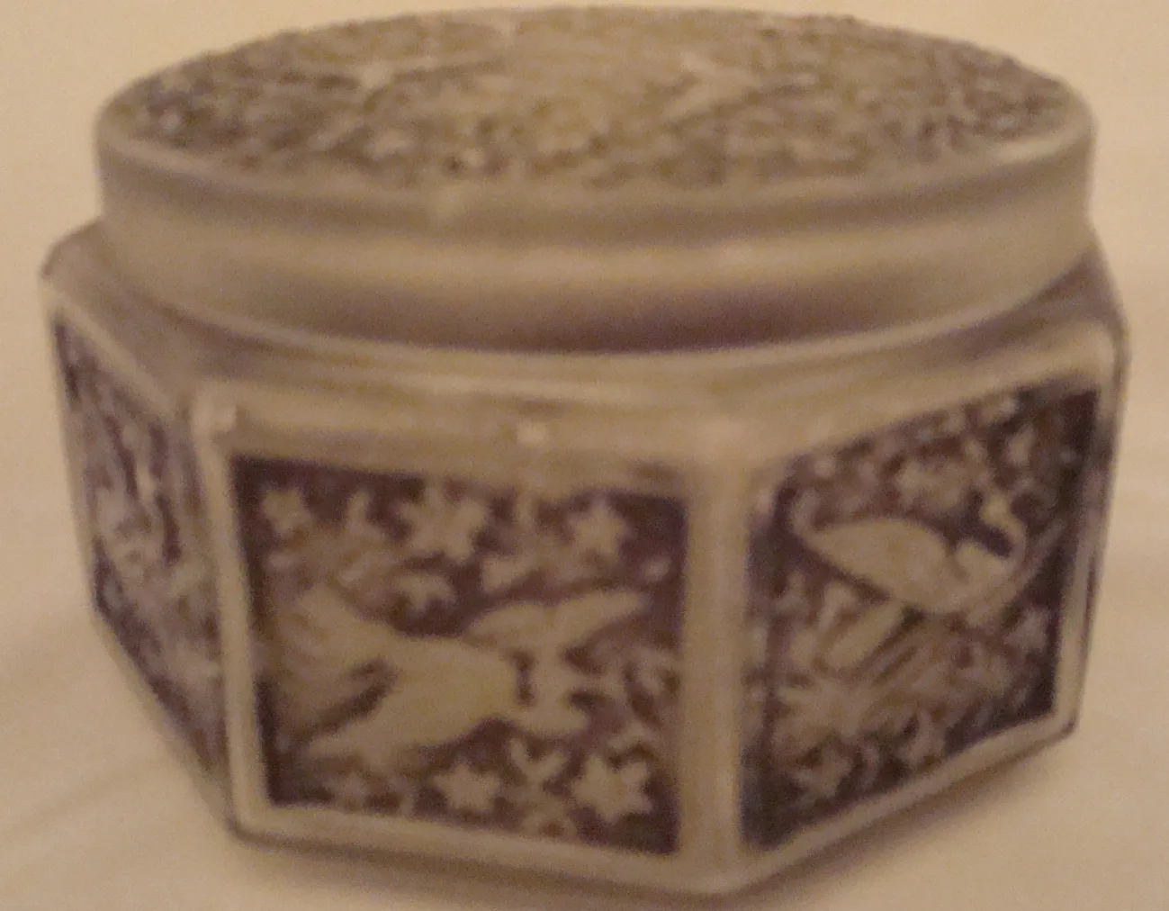 Vidrio firmado antiguo con diseño de pájaros, decorado y detallado.