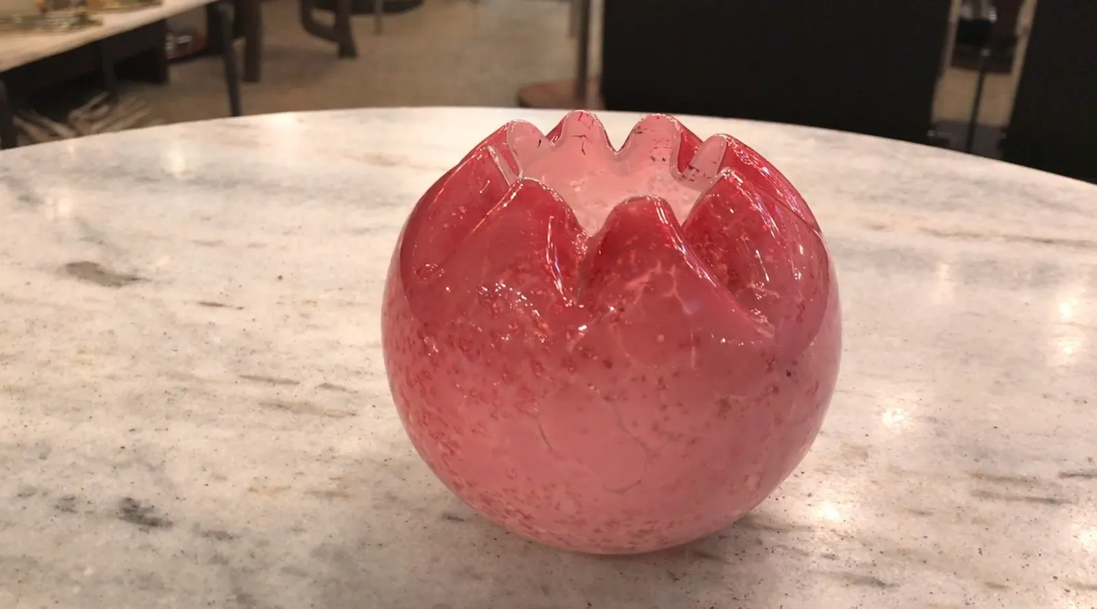 bel vetro firmato di colore rosa con decorazioni arrotondate