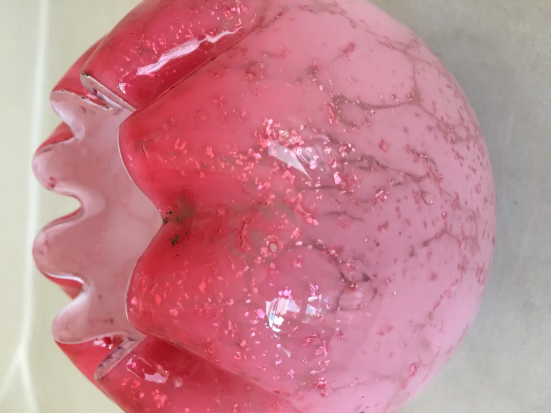 signiertes Glas in rosa mit dekorativen Details