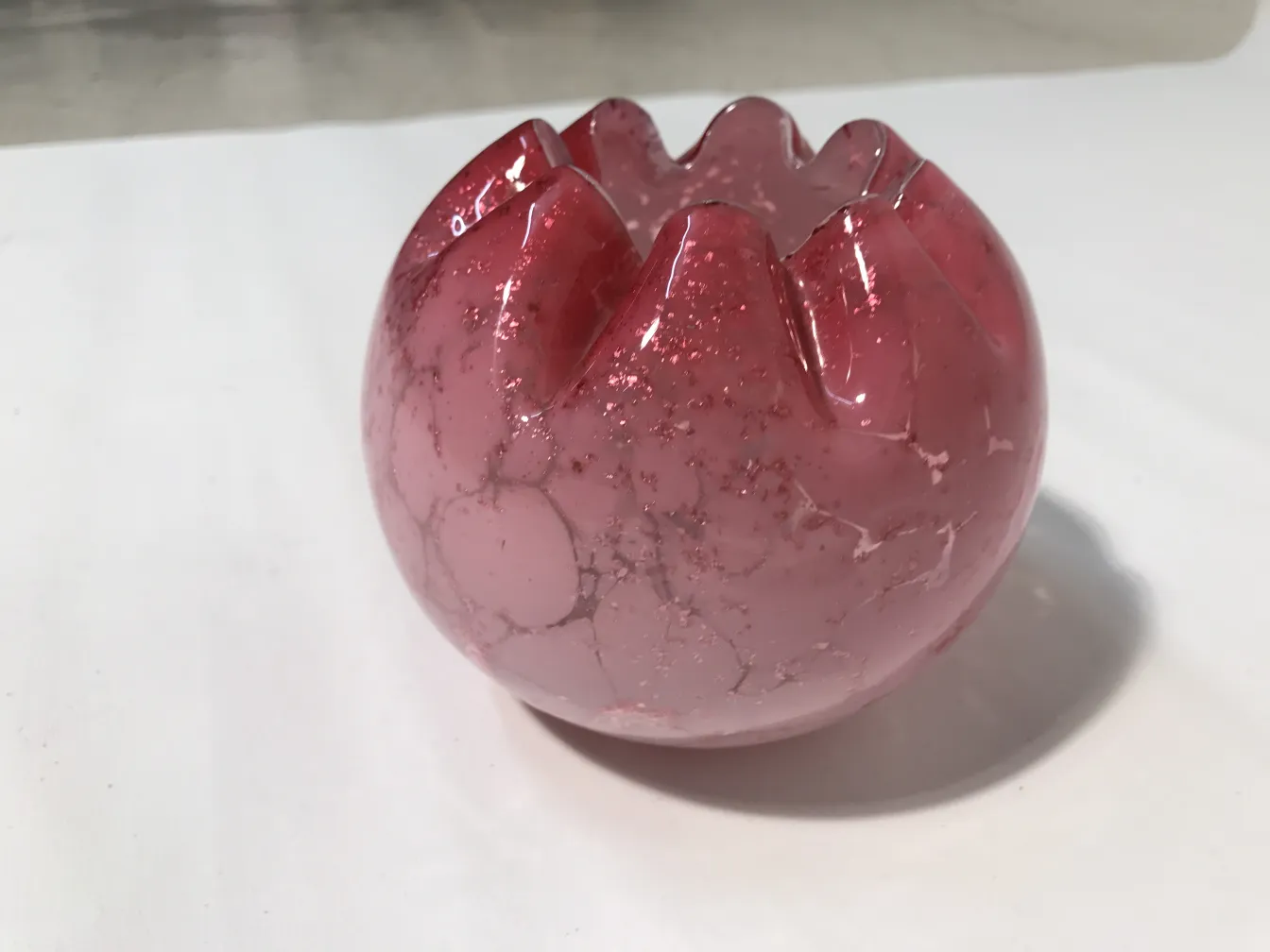 vidrio firmado en color rosa con efecto de burbujas