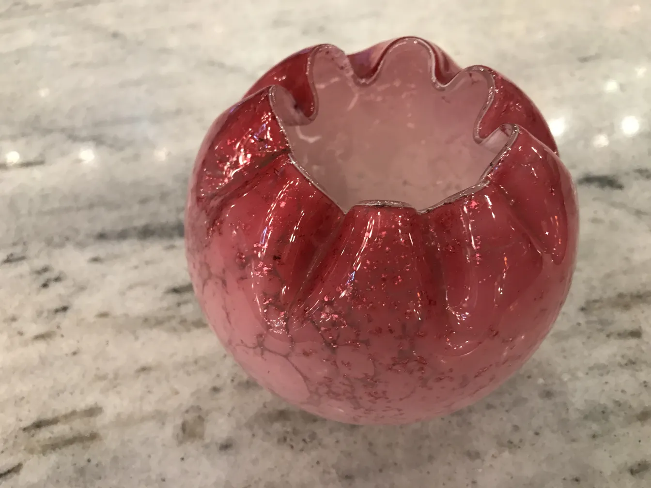 Vetro firmato antico di colore rosa con bordo ondulato