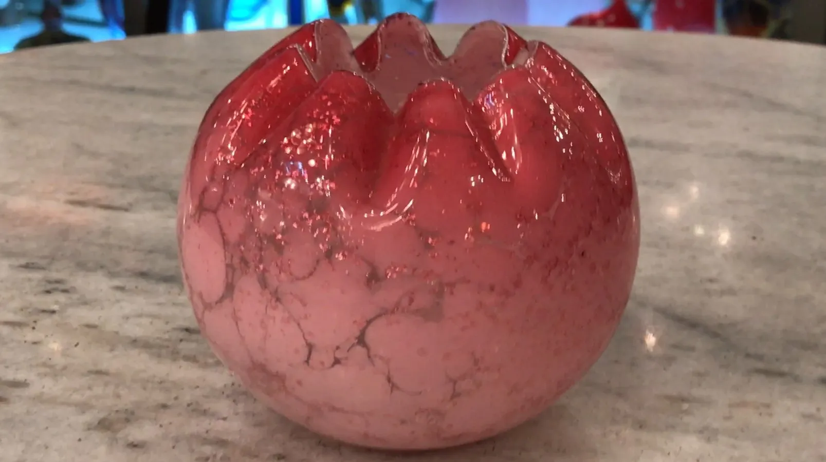 Verre signé ancien avec des couleurs vives et des formes uniques.