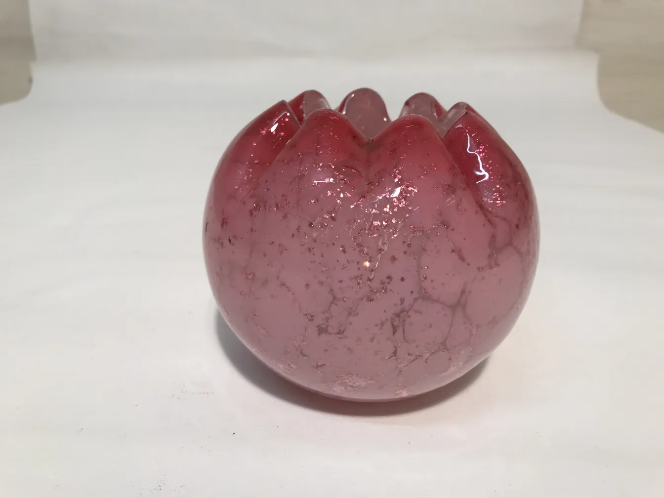 古董，粉色签名玻璃带有独特纹理。