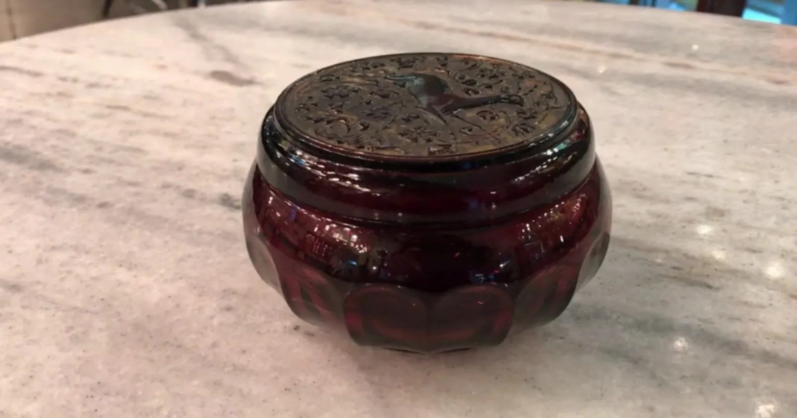 Vidrio firmado antiguo con tapa decorada y grabada