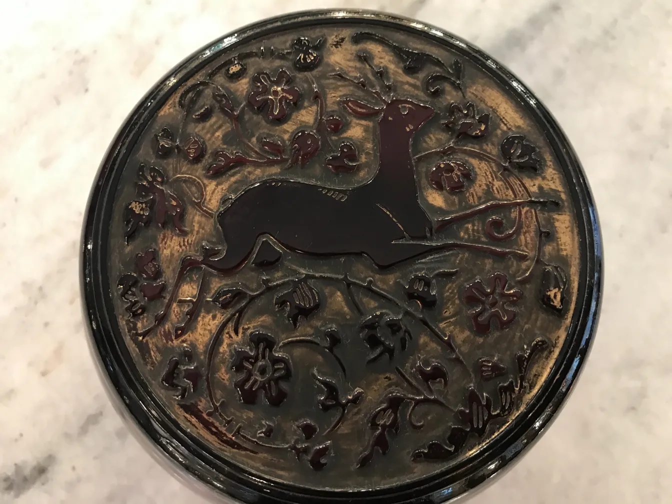 vidro assinado com detalhes de um cervo e flores