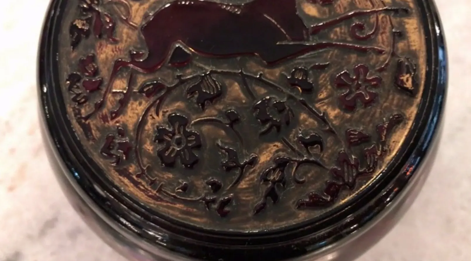 Antikes signiertes Glas mit floralem Design und kunstvollen Details.