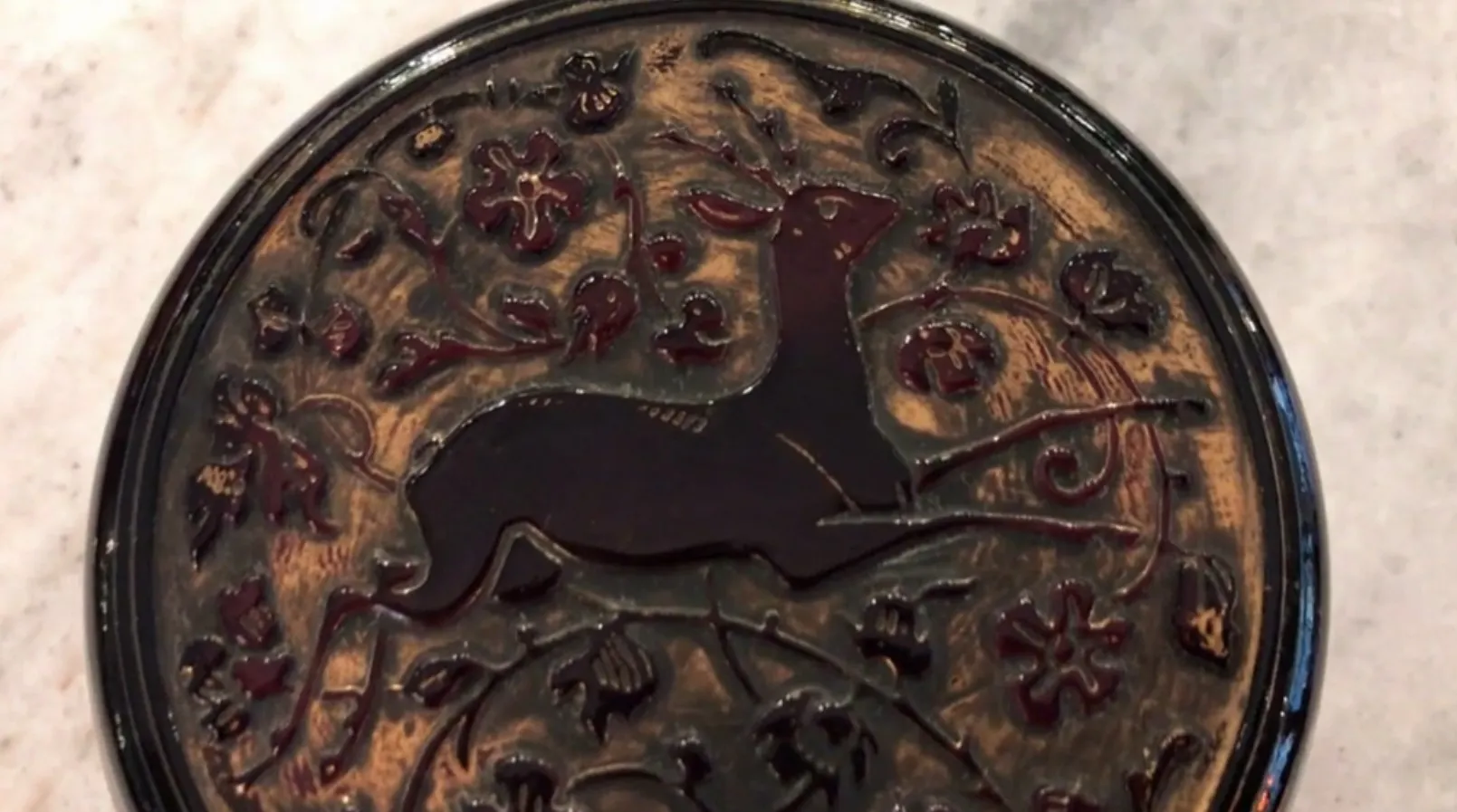 verre ancien signé décoré de fleurs et d'un cerf