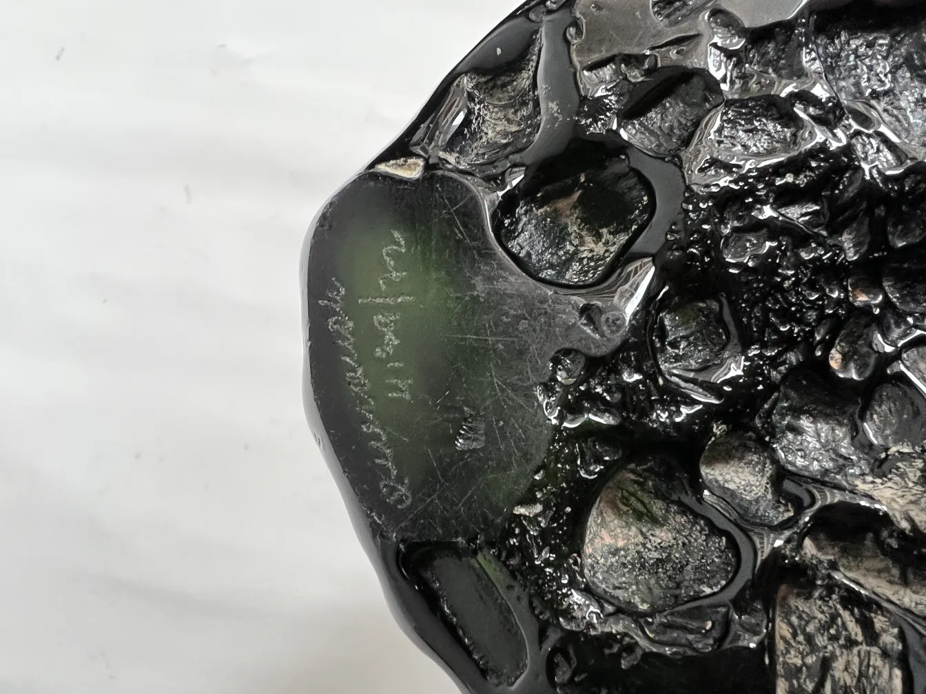 Verre signé avec une marque distincte et des formes uniques, pièce décorative antique.