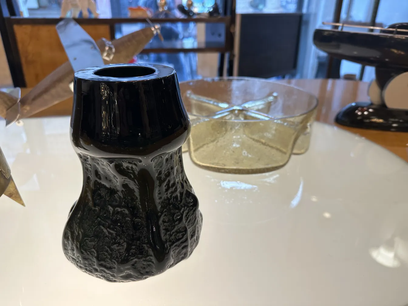 pezzo decorativo in vetro firmato di colore nero