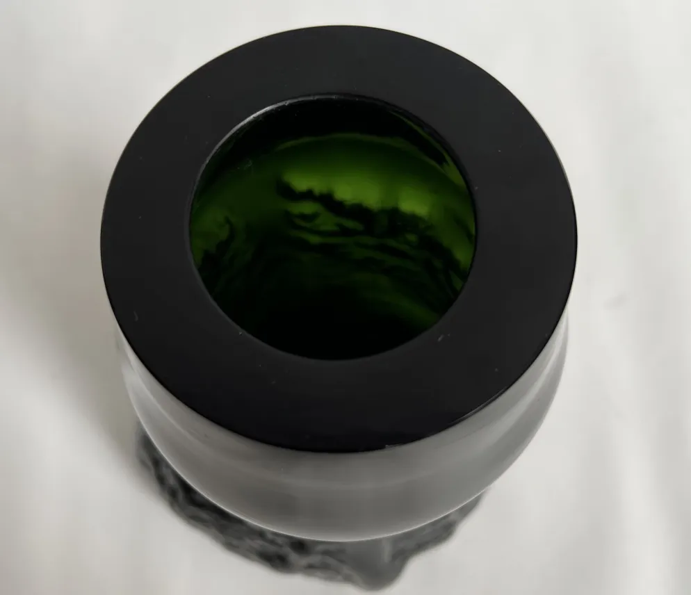 Vidrio firmado con base decorativa oscura y verde