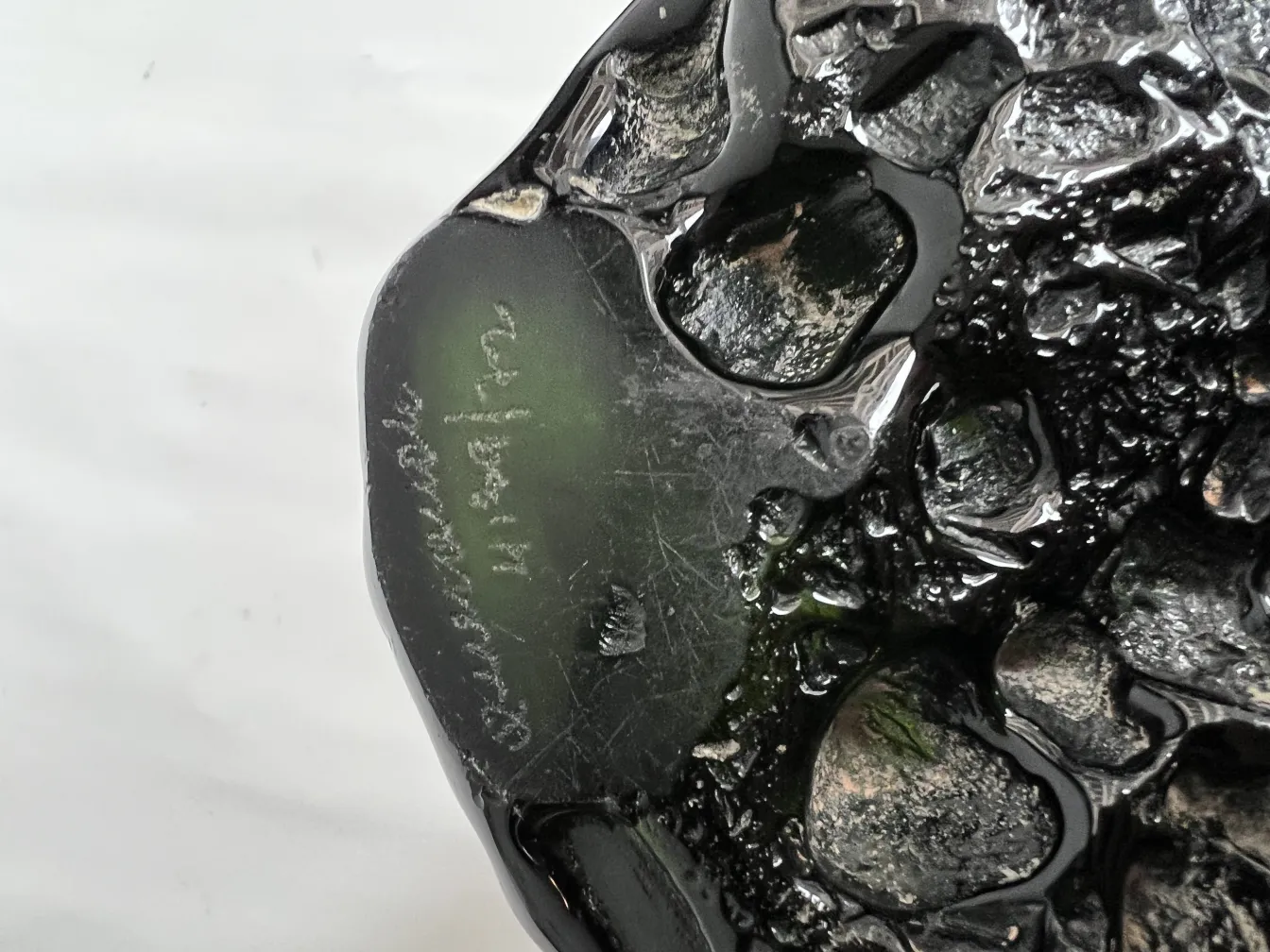 Verre signé antique avec des détails décoratifs uniques