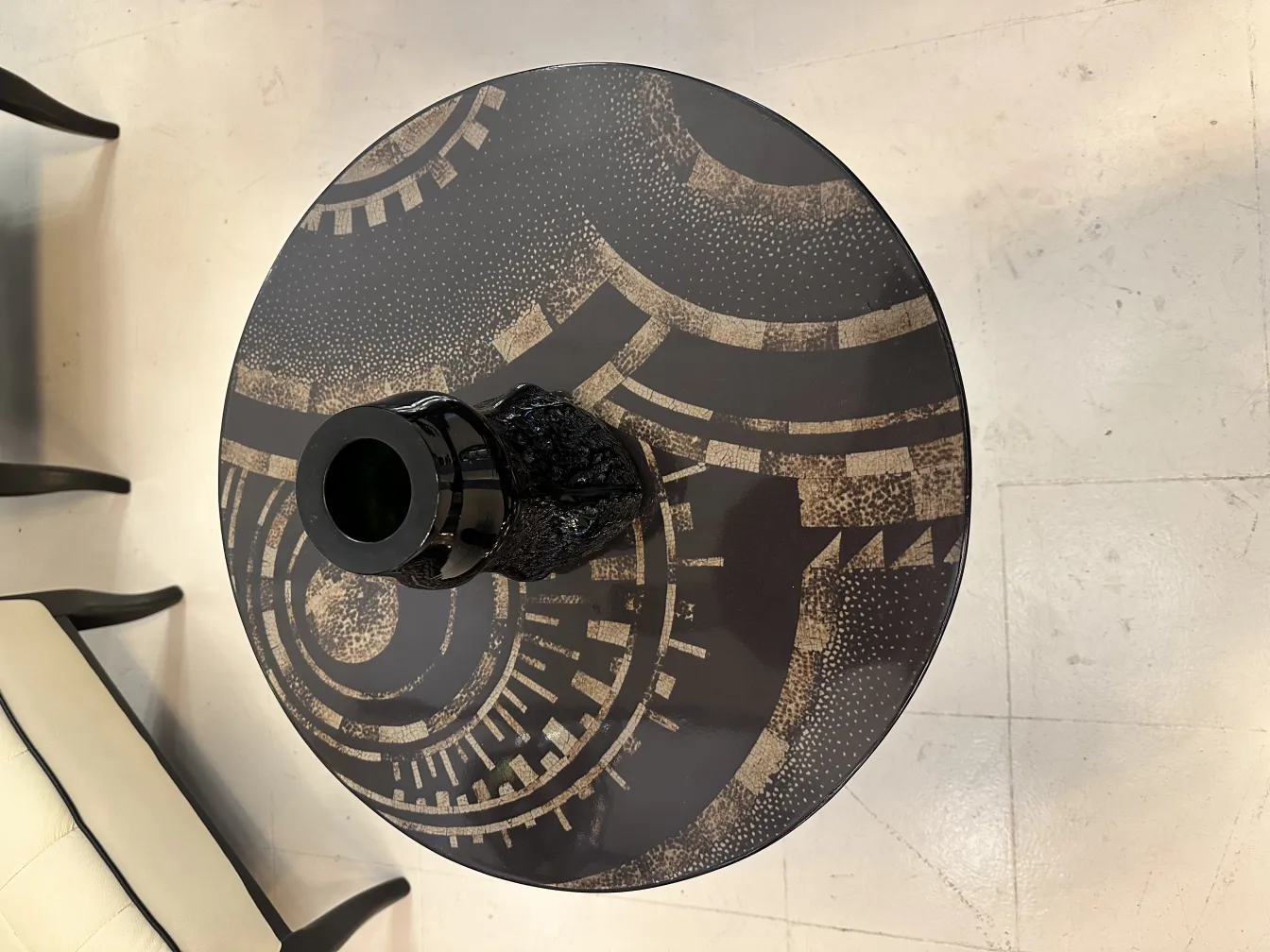 vidrio firmado con un diseño decorativo oscuro y patrones