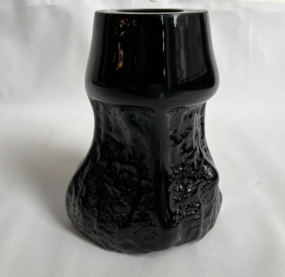 verre signé de forme irrégulière avec texture brillante