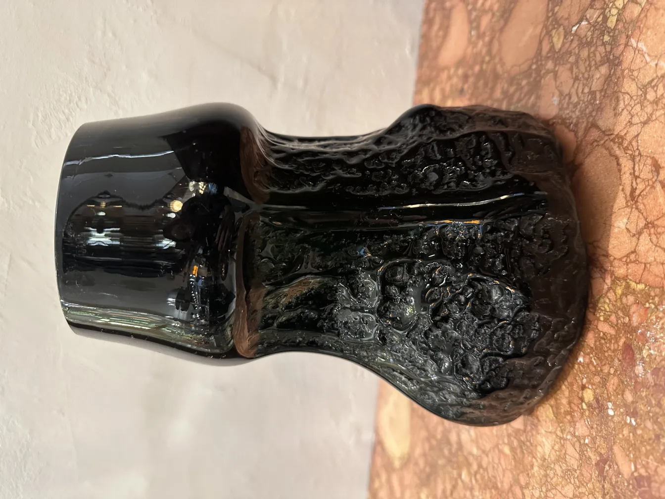 vase décoratif en verre noir texturé antique