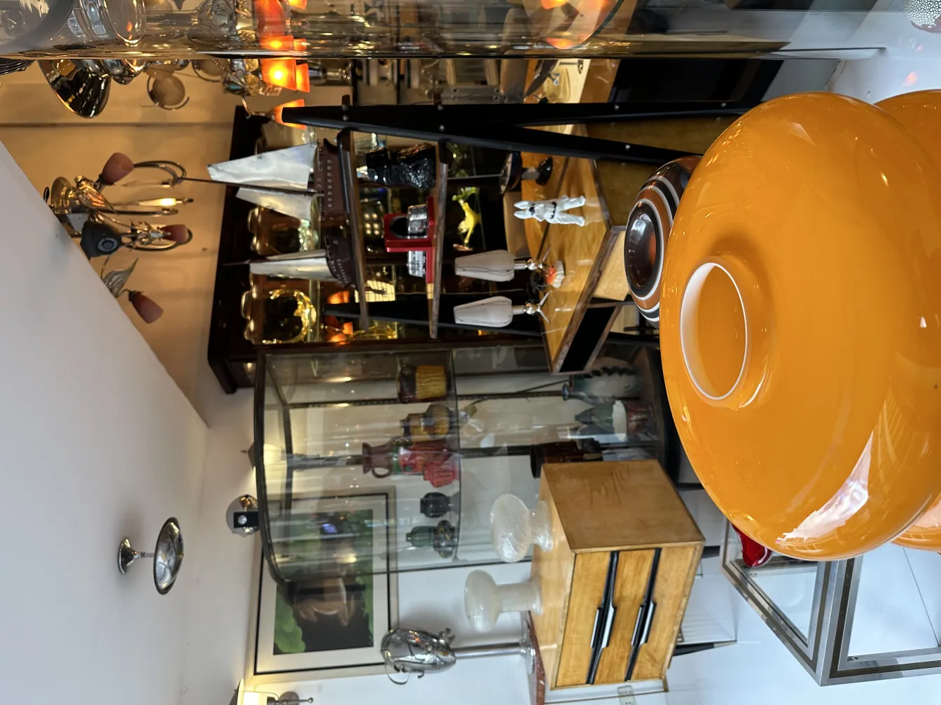 Verre signé ancien exposé dans une boutique